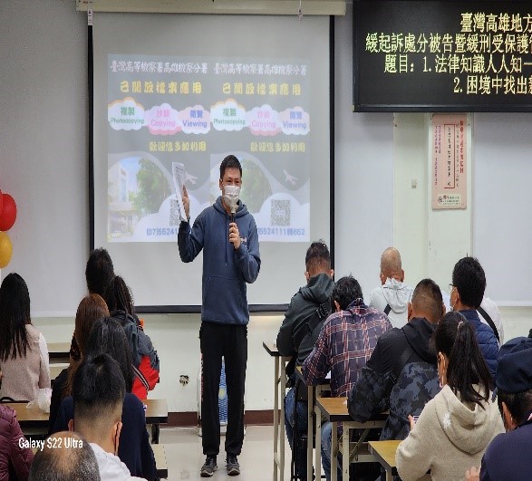觀護佐理員向個案宣導已開放檔案應用相關資訊